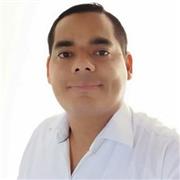 profesor de electronica y electricidad imparte clases a interesados
