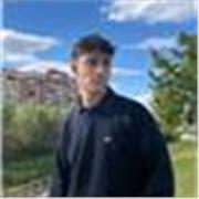 Profesor particular listo para ayudar a los más jóvenes a aprender programación y ayudarles con los deberes.