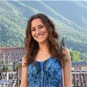 Docente di inglese impartisce lezioni a studenti di scuole medie, superiori e adulti