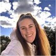 Profesora titulada en Educación Primaria con la mención de Inglés. Experiencia en el extranjero dando prácticas. 