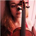 Laureanda in violino, impartisce lezioni di musica