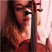 Laureanda in Violino, impartisce lezioni di musica