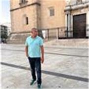 Me defino como un profesor paciente, motivador y con experiencia en distintos niveles y edades.