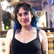 profesora que imparte clases a todas las edades