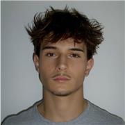 Deutsch-Tutor, der Kinder aller Altersgruppen unterrichtet (online)