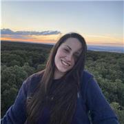 Chica de 18 años imparte clases de biología a alumnos desde colegio hasta bachillerato