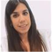 Pedagoga imparte clases de repaso de primaria y eso