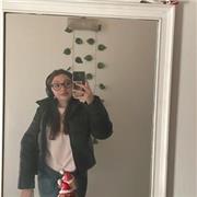 Studentessa italiana insegna lingua inglese a studenti delle elementari o delle medie