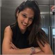 Empatica, muy lúdica y didáctica, manera de trabajar constante.
