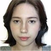 Profesora de dibujo creativa con habilidades para enseñar técnicas básicas y fomentar la expresión artística en los estudiantes