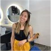 Insegnante qualificata di meditazione impartisce lezioni di meditazione
