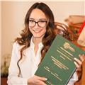 Laureata in giurisprudenza (lm), con esperienza di pratica forense - attualmente in corso - offre lezioni di diritto, anche online