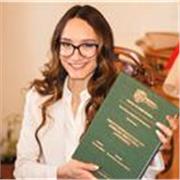 Laureata in Giurisprudenza (LM), con esperienza di pratica forense - attualmente in corso - offre lezioni di Diritto, anche online