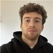 Docente di matematica impartisce lezioni per studenti elementari e medie