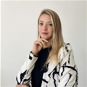 Profesora de psicología, enseña sobre gestión de emociones, inteligencia emocional, comunicación asertiva y psicología laboral