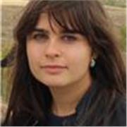 Ragazza appena diplomata al liceo linguistico impartisce lezioni di inglese, francese e spagnolo