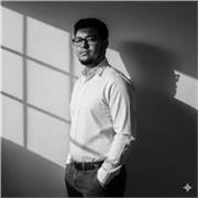 Maestro de la asignatura de español listo para brindar la clase adecuada en el tiempo listo