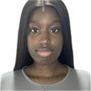 Niñera responsable que ayuda con deberes a niños de primaria