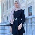 İngiliz Dili Eğitimi alanında eğitim alıyor ve yetişkin öğrenciler, üniversite öğrencileri ile şirket çalışanları için İngilizce d