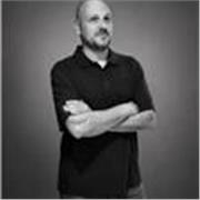 Diseñador gráfico profesional te enseña Photoshop, Illustrator, InDesign e Inteligencia Artificial aplicada al diseño. ¡Aprende desde cero con proyectos reales!