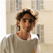 jeune étudiant pour de l'aide aux devoirs