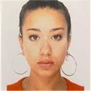 Studentessa universitaria che da lezioni private di inglese e altre materie