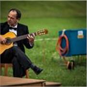  La chitarra è uno strumento meraviglioso perchè si può suonare in mille modi  diversi ..