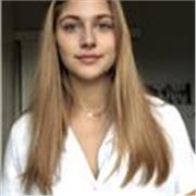 Studentessa di ingegneria impartisce lezioni di matematica