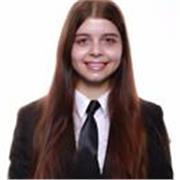 Profesora de inglés imparte clases a niños de todas las edades