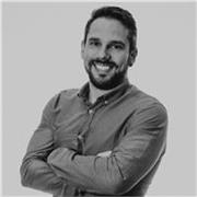 Consultor estratégico senior en comunicación y marketing digital