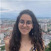 Studentessa universitaria diplomata al liceo con il massimo dei voti offre lezioni a bambini delle elementari