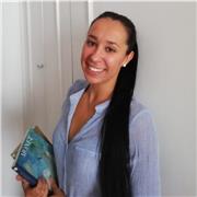 Chica de 24 años imparte clases a estudiantes de todas las edades