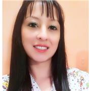 Profesora de matematicas imparte clases a niños de todas las edades