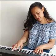 Profesora de iniciación Músical y práctica del piano para niños y adultos