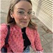 Soy Júlia. Educadora de educación especial en una escuala de Barcelona, busco complementar mi trabajo dando clases de repaso