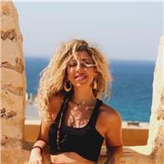 Laureata in lettere moderne specializzata in Latino e Letteratura italiana impartisce lezioni per le materie umanistiche