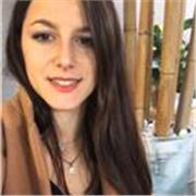 Laureata magistrale che partisce lezioni di matematica e fisica per studenti dalle elementari alle superiori