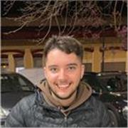 Profesor titulado en biología, con buena mano para los niños