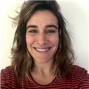 Trabajadora social, con graduado de bachiller y carrera universitaria