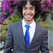 Professeur particulier donne des cours d'anglais aux jeunes élèves souhaitant renforcer leur niveau linguistique en été