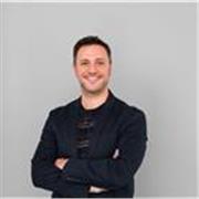 Sono un insegnante di tedesco che punta sulla comunicazione e sulla pratica diretta della lingua. 