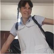 Profesora imparte clases a niños de todas las edades