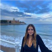 Profesora de inglés imparte clase niveles desde A1 hasta B2, C1