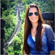 Profesora de inglés imparte clases a niños, jóvenes y adultos