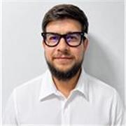 Profesor de Inglés para todas las edades. Trabajaría mucho en minimizar el acento y las formas fáciles y rápidas para comunicarse.
