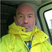 Assistente di laboratorio impartisce lezioni di matematica per gli studenti dalle medie alle superiori