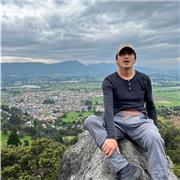 Profesor de español imparte clases a jóvenes y a adultos