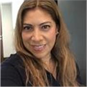 Profesora de inglés imparte clases a niños de todas las edades. Educación primaria y secundaria