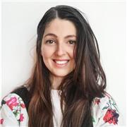 Educatrice professionale offre attività psicoeducative rivolte a persone neuroatipiche e DSA