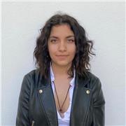 Studentessa laureata offre aiuto compiti per migliorare il rendimento scolastico